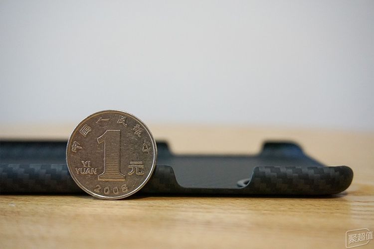 电宝体验：行走的无线充办公室充电利器pg电子首页Pitaka磁吸无线充(图2)