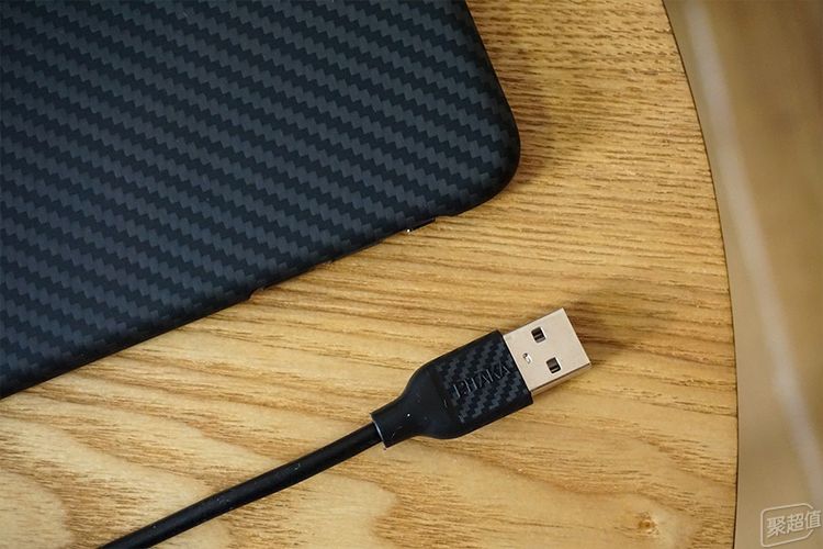 电宝体验：行走的无线充办公室充电利器pg电子首页Pitaka磁吸无线充(图3)