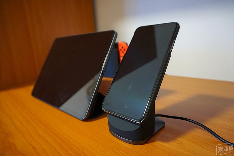 电宝体验：行走的无线充办公室充电利器pg电子首页Pitaka磁吸无线充(图5)