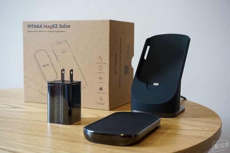 电宝体验：行走的无线充办公室充电利器pg电子首页Pitaka磁吸无线充(图4)