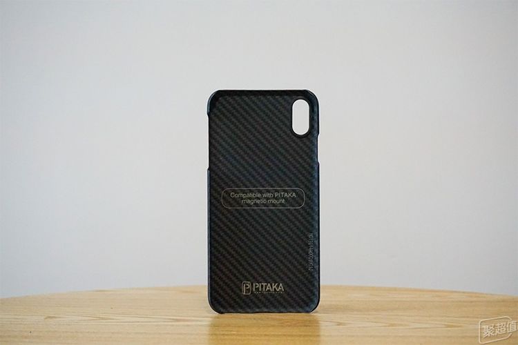 电宝体验：行走的无线充办公室充电利器pg电子首页Pitaka磁吸无线充(图7)