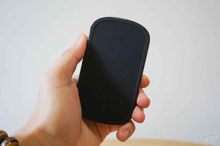 电宝体验：行走的无线充办公室充电利器pg电子首页Pitaka磁吸无线充(图8)