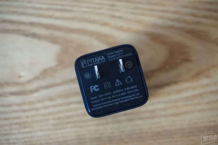 电宝体验：行走的无线充办公室充电利器pg电子首页Pitaka磁吸无线充(图12)