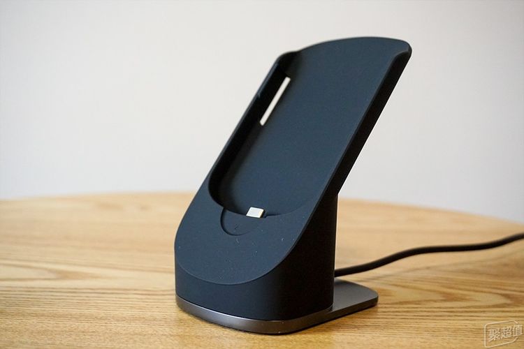 电宝体验：行走的无线充办公室充电利器pg电子首页Pitaka磁吸无线充(图16)