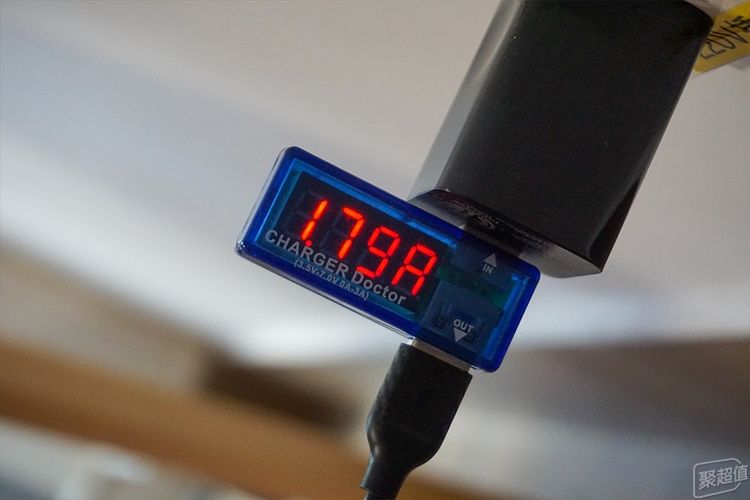 电宝体验：行走的无线充办公室充电利器pg电子首页Pitaka磁吸无线充(图17)