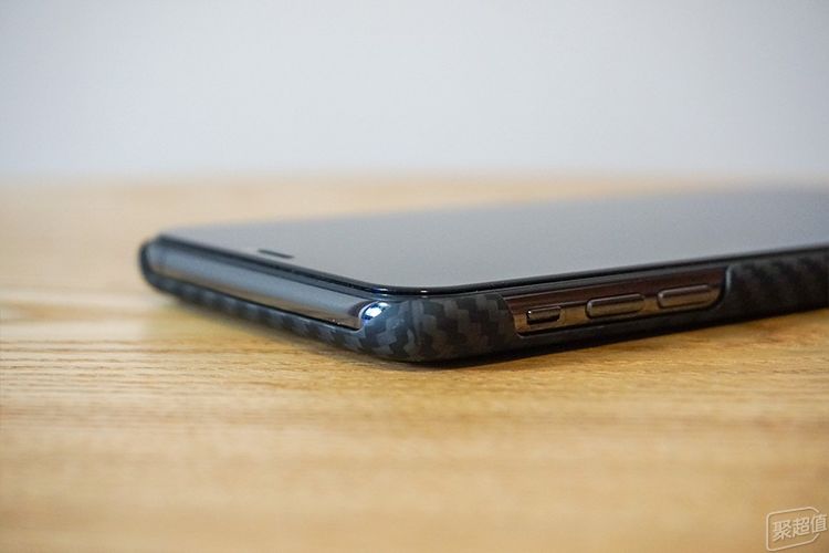 电宝体验：行走的无线充办公室充电利器pg电子首页Pitaka磁吸无线充(图20)